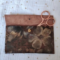 Image 1 of Petite pochette à petit matériel en cuir fantaisie "Fleurs d'automne"