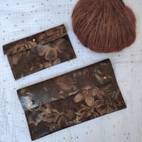 Image 4 of Petite pochette à petit matériel en cuir fantaisie "Fleurs d'automne"