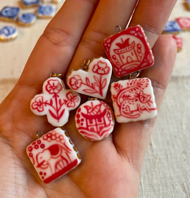 MEDAILLONS PORCELAINE ROUGE