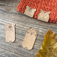 Image 1 of Lot d'étiquettes à coudre en cuir végétalien : ours et écureuil