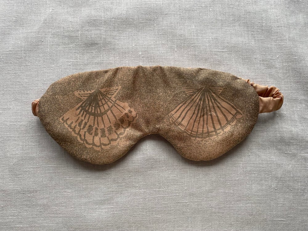 Queen scallop silk eye mask: peach and grey 