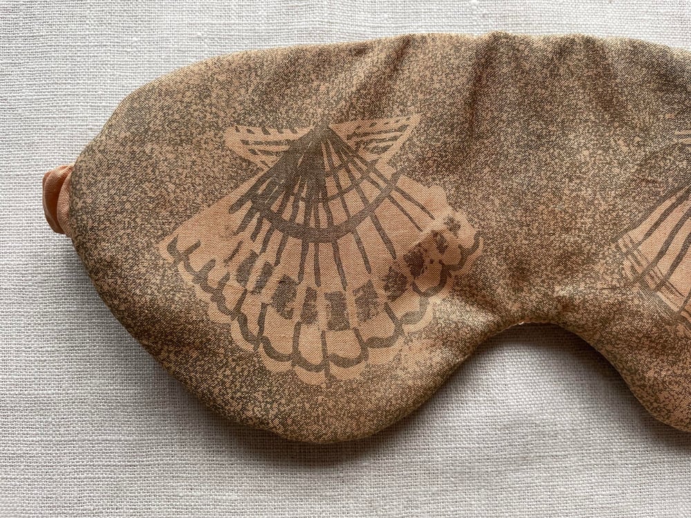 Queen scallop silk eye mask: peach and grey 