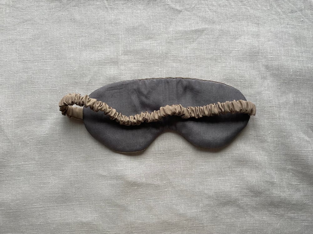 Queen scallop silk eye mask: taupe and grey 