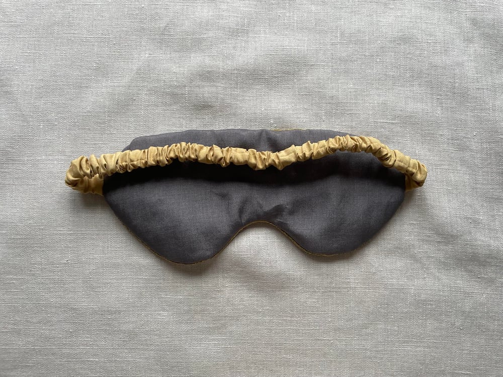 Queen scallop silk eye mask: gold and grey