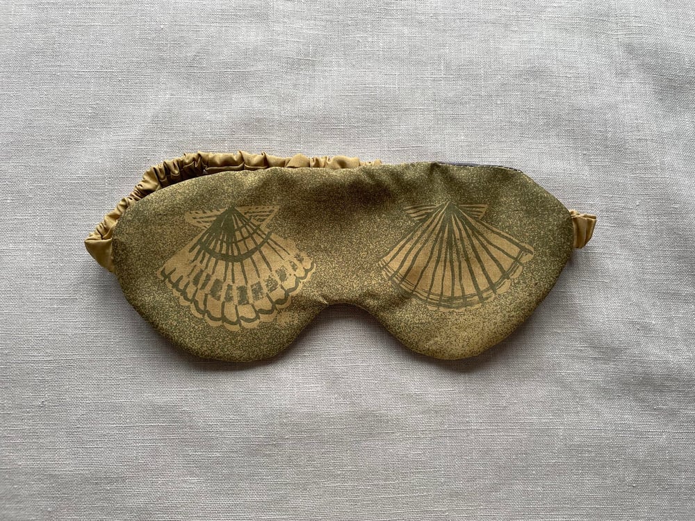 Queen scallop silk eye mask: gold and grey