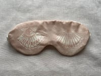 Image 2 of Queen scallop silk eye mask: cream and blue or cream and pink
