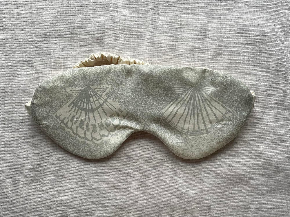 Queen scallop silk eye mask: cream and blue or cream and pink