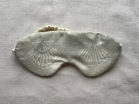 Image 3 of Queen scallop silk eye mask: cream and blue or cream and pink