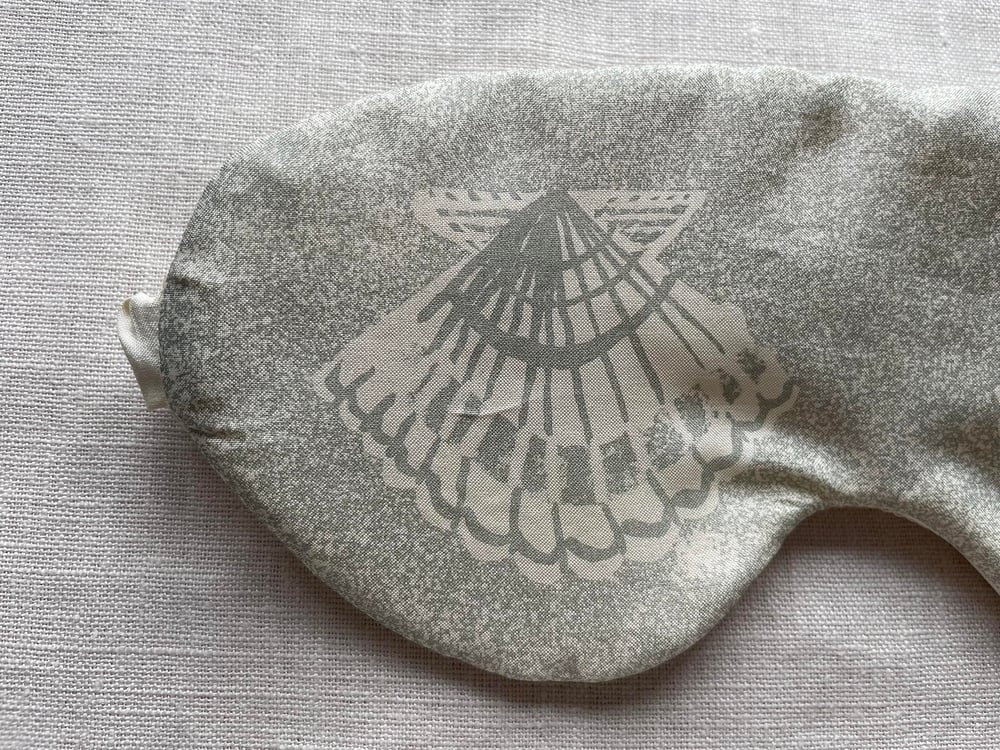 Queen scallop silk eye mask: cream and blue or cream and pink