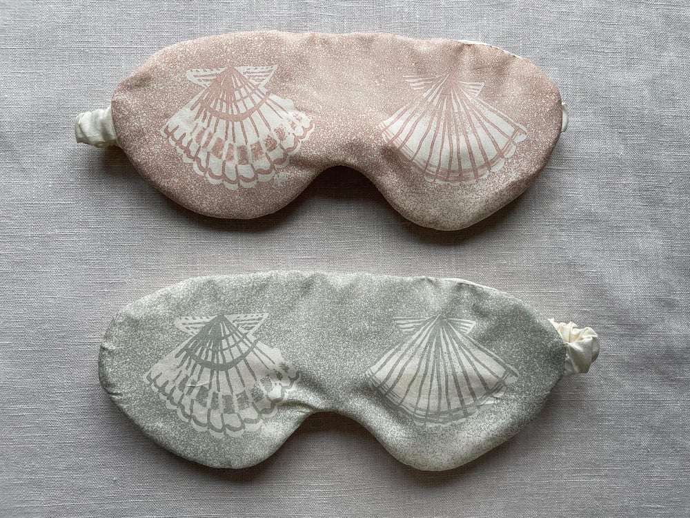 Queen scallop silk eye mask: cream and blue or cream and pink