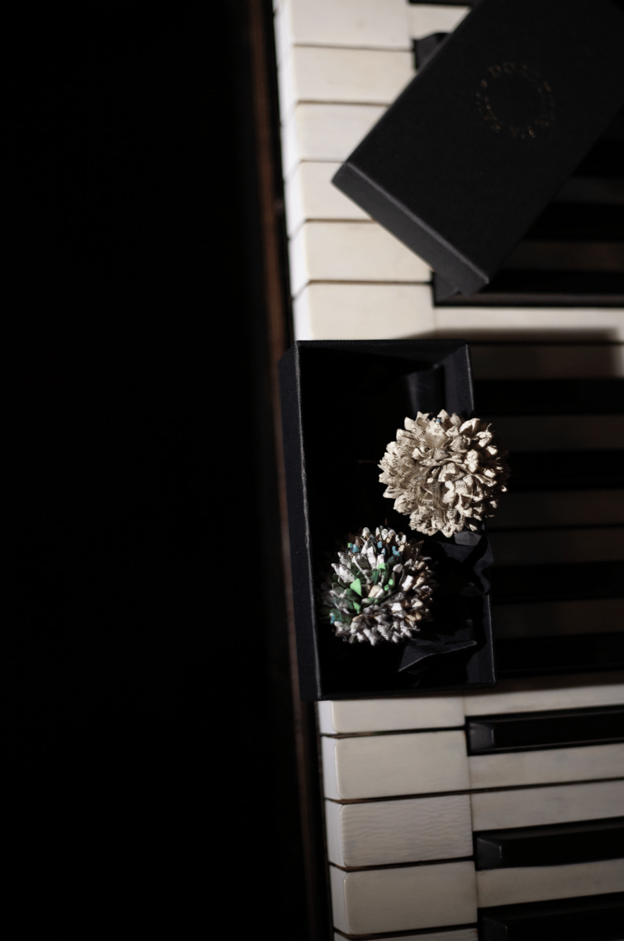 Image of Fleur pompon en papier Journal