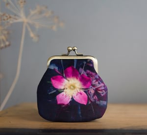 Image of Rosa, velvet kisslock coin purse with plant-dyed lining