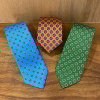 Corbata con motivos circulares grandes y pequeños