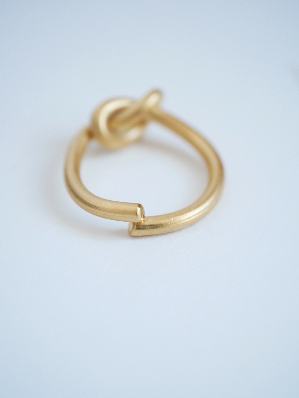 Bague nouée dorée