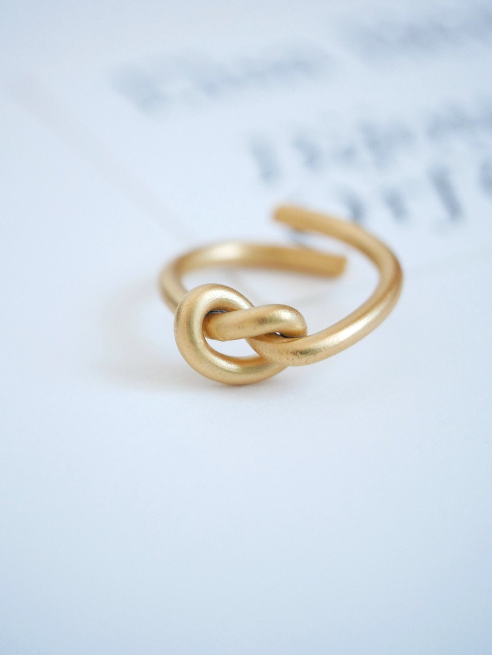 Bague nouée dorée