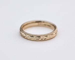 Image of 18ct yellow gold 3mm ‘Olive leaf’ and milled edge engraved ring
