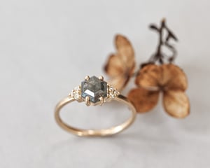 Image of 18ct yellow gold Hexagonal rose-cut dark grey diamond ring (IOW222)