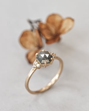 Image of 18ct yellow gold Hexagonal rose-cut dark grey diamond ring (IOW222)