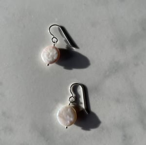Image of pia earring - coin pearl