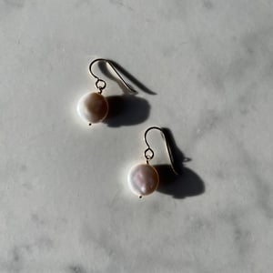 Image of pia earring - coin pearl