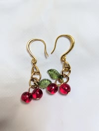 Image 2 of Boucles d'oreilles Mini cerise 