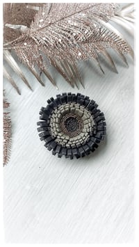 Image 3 of ANEMONE Spilla/Spillana - nero, grigio e tortora metallizzato