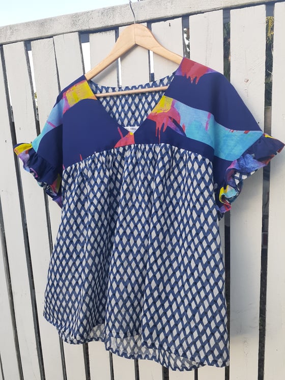 Image of SUNDAY SMOCK TOP in HARLEQUIN MIX. SIZE LARGE.