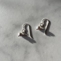 Image 2 of pia earring - fog pearl 