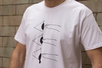 Image 1 of Camiseta 'Dedo en el ojo' blanca
