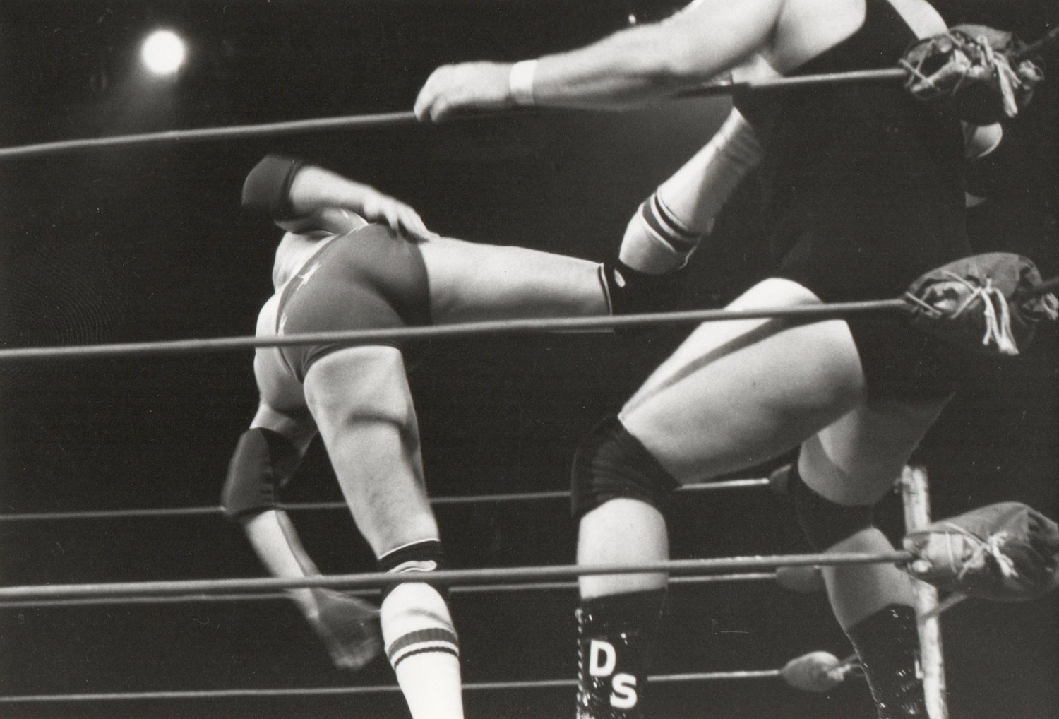 Image of Anonyme: wrestler against the ropes, ca. 1970s