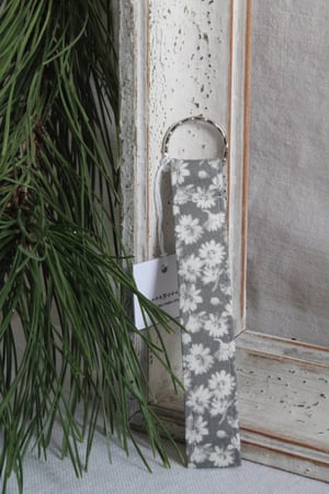 Image of Porte-clés long cotonnade gris/fleuri (PCDFLEURGRIS)