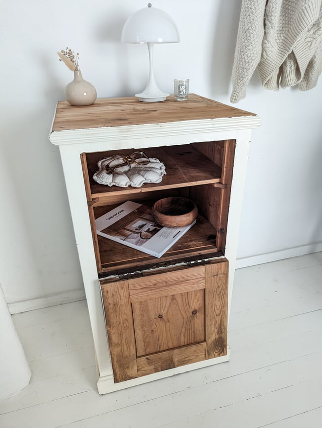 Petit meuble d'atelier .