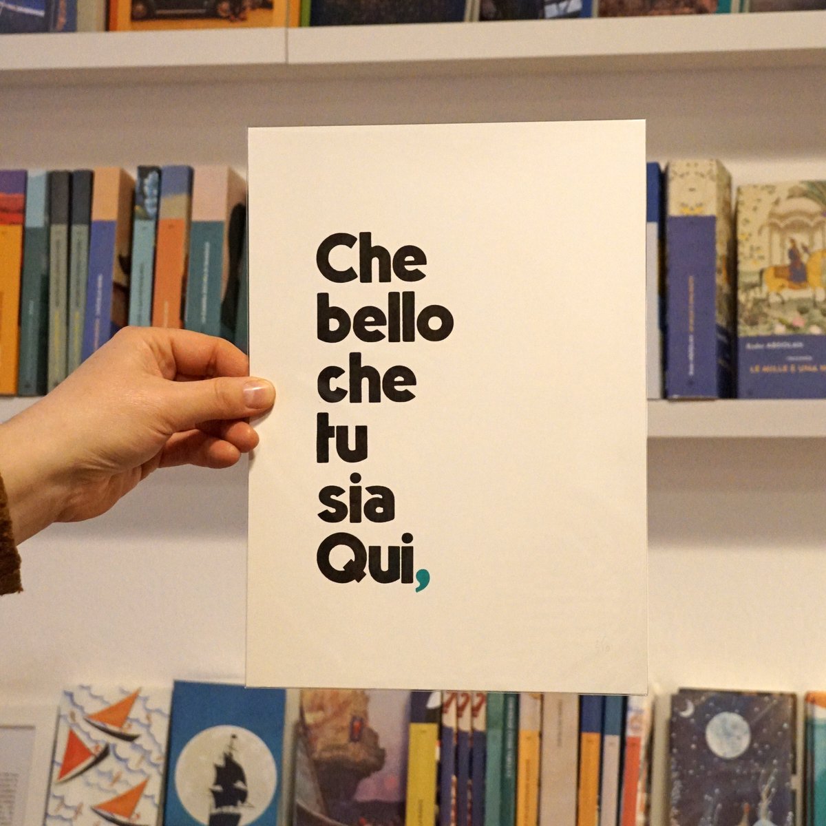 Image of Poster Che bello che tu sia Qui, - Sans Serif