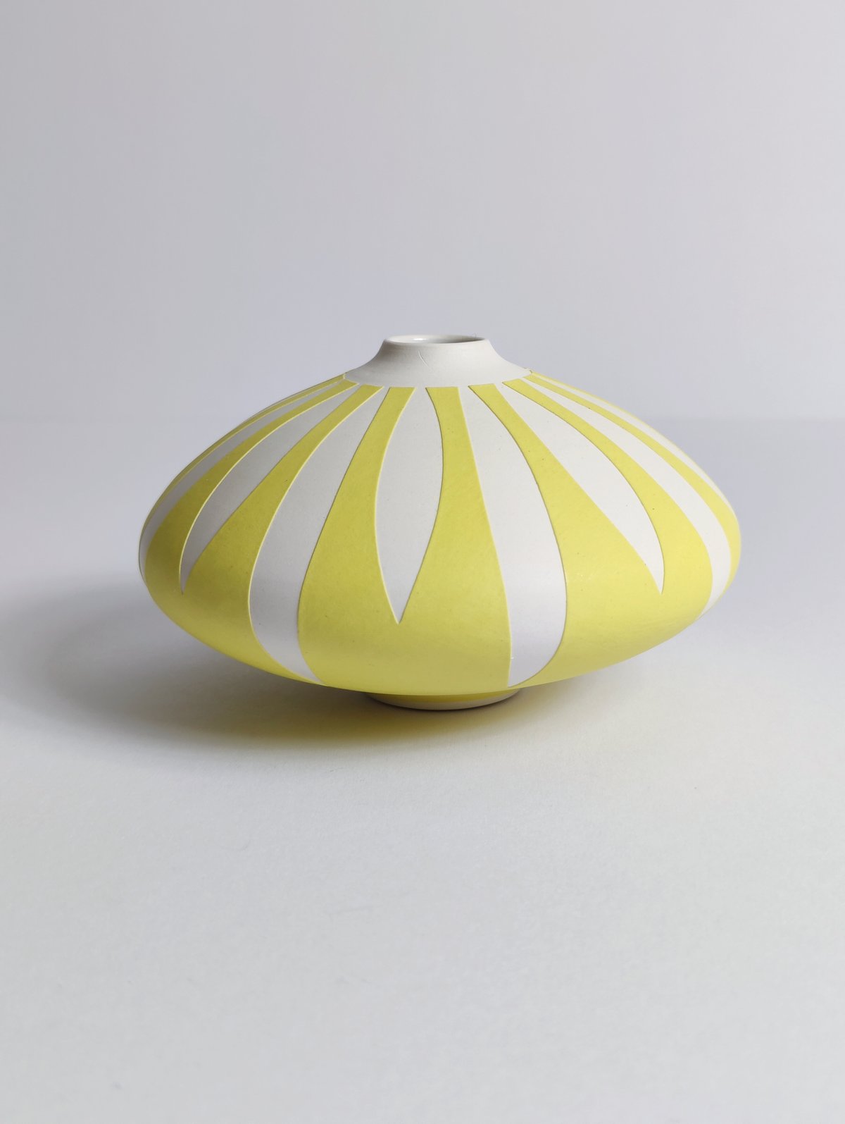 Image of Midi Yellow & White Daisy Vessel