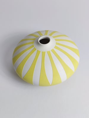 Image of Midi Yellow & White Daisy Vessel