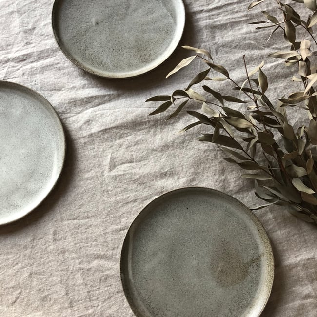 Petite assiette en grès gris chamotté 