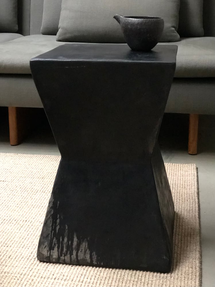 Image of occasional table/pedestal