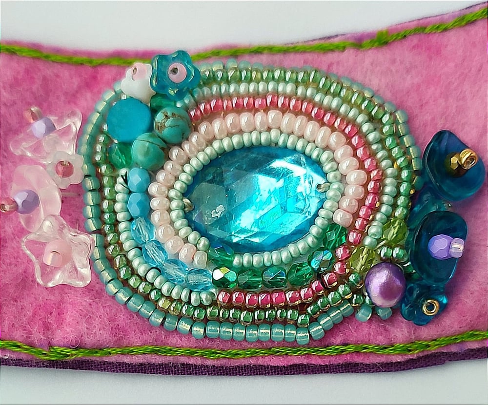 The pool of Howlite fabric cuff