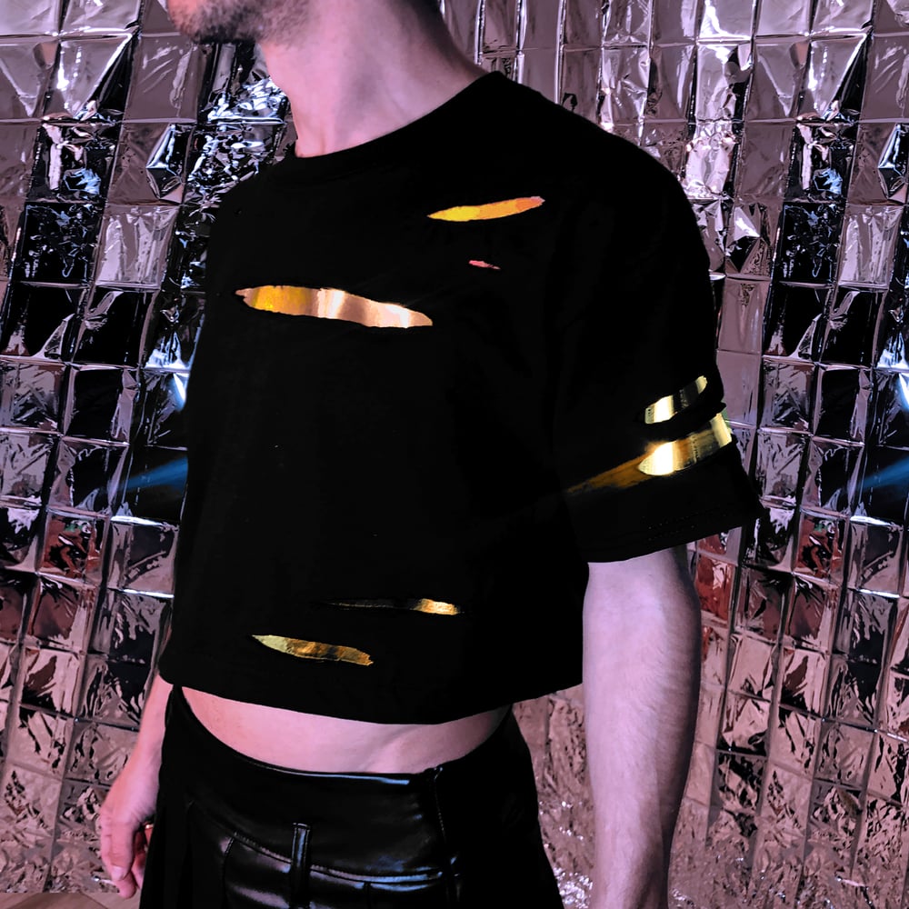 HOLED CROP TOP GOLD