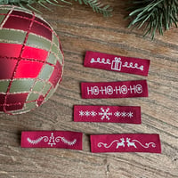 Image 1 of Lot d'étiquettes tissées à coudre : thème Noël (rouge)