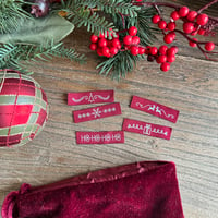 Image 2 of Lot d'étiquettes tissées à coudre : thème Noël (rouge)