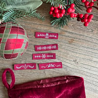 Image 4 of Lot d'étiquettes tissées à coudre : thème Noël (rouge)