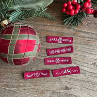 Image 5 of Lot d'étiquettes tissées à coudre : thème Noël (rouge)