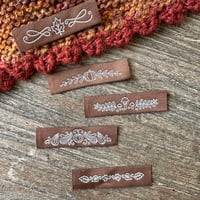 Image 2 of Lot d'étiquettes tissées à coudre : thème automne (marron)