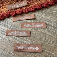 Image 4 of Lot d'étiquettes tissées à coudre : thème automne (marron)
