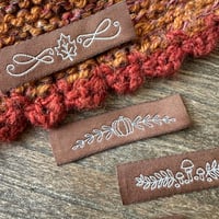 Image 3 of Lot d'étiquettes tissées à coudre : thème automne (marron)