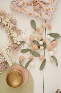 Image 1 of Guirlande de boules de feutre beige, pêche, blanche et feuilles de gui kaki