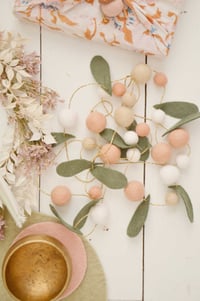 Image 2 of Guirlande de boules de feutre beige, pêche, blanche et feuilles de gui kaki