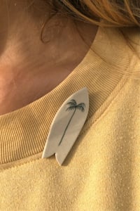 Image 2 of Pin Palmeras – Surfboard