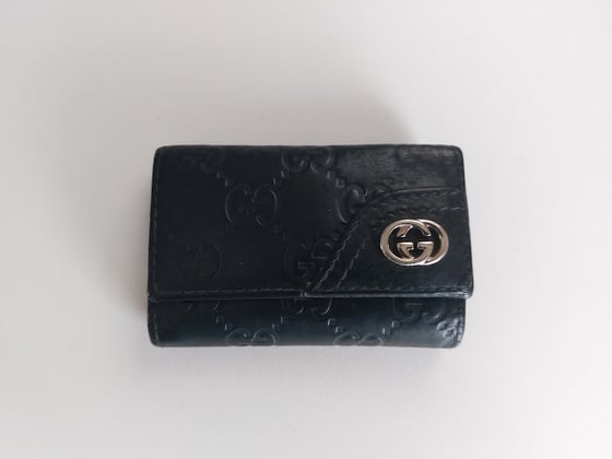 Image of Gucci GG monongram black leather keyholder keychain